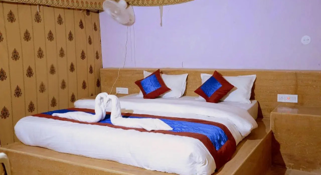 Royal Jaisalmer Resort with Swimming Pool, Забронировать Курортный отель Отели штата Раджастхана с парковкой, Парковка