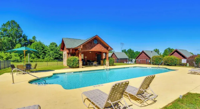 Коттедж Lake Keowee Access: Idyllic Six Mile Cabin!