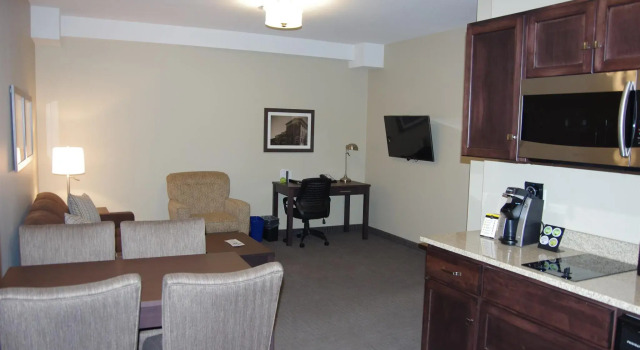 Четырёхместный люкс с 2 комнатами Best Western Plus Lacombe Inn and Suites