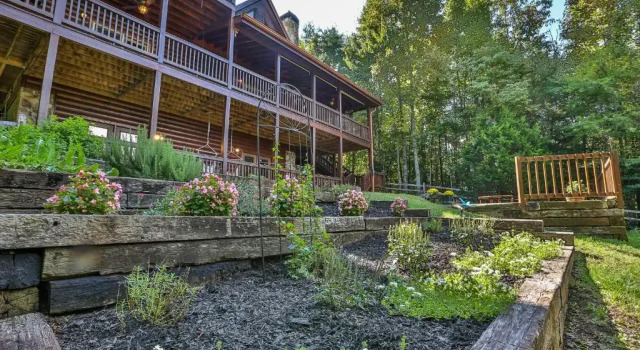 Коттедж Chateau Relaxeau Breathtaking Spacious Mountain Home on Paved Road
