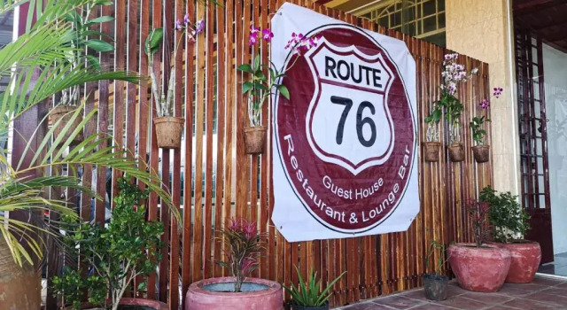 Route 76 Guest House, Book Pension Hoteller i Mondulkiri Province med parkering, Parkering