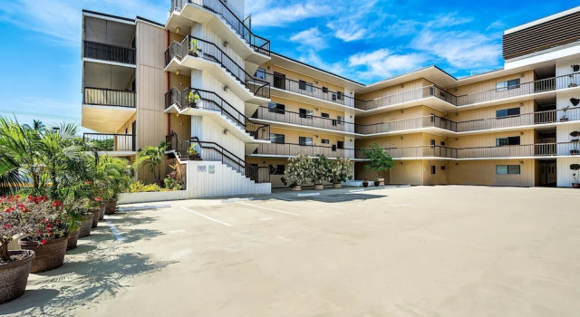 Kona Plaza#402