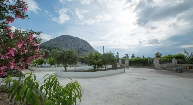 Апартаменты Acrocorinth Apartments
