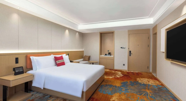 Номер Luxury Ramada Plaza by Wyndham Ezhou Binjiang