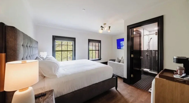 Люкс с видом на улицу Hotel State College