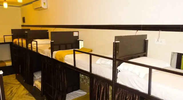 Кровать в общем номере Sunshine Backpackers, Airport