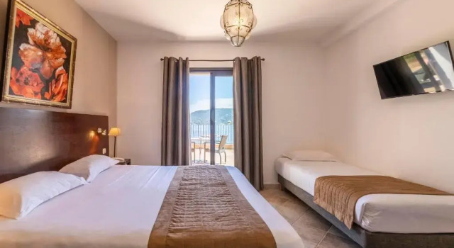 Трёхместный номер Superior с видом на море Hotel Shegara