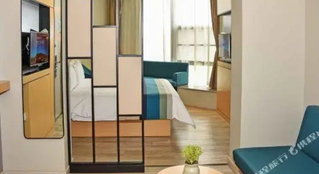 Люкс Home Inn Plus (Kunming Tongde Square Wanhong Road)