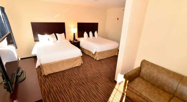 Четырёхместный семейный люкс Cobblestone Inn & Suites - Holstein