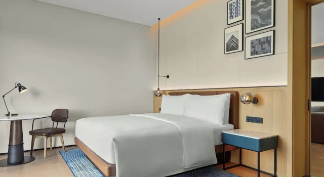 Люкс Premier Four Points by Sheraton Guiyang Shilihetan