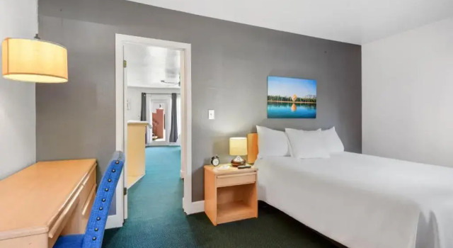Люкс Deluxe Crown Motel