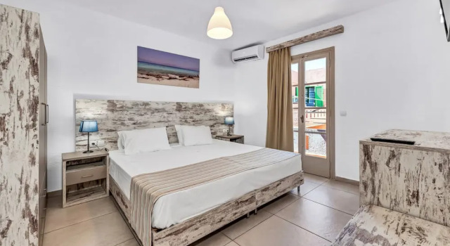 Четырёхместный полулюкс с балконом Evina Rooms & Suites