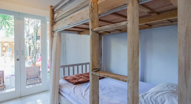 Кровать в общем номере Art Canggu Village