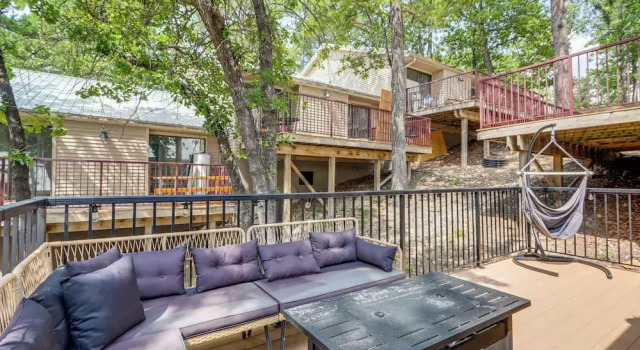 Коттедж Walk to Table Rock Lake: Updated Cabin w/ Deck!