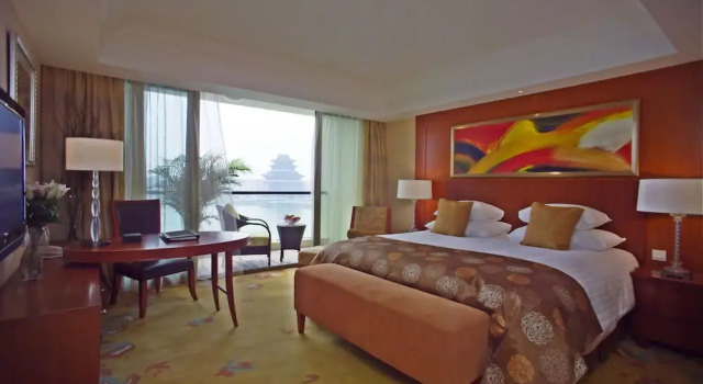 Двухместный номер Standard с балконом и с видом на озеро New Century Grand Hotel Kaifeng