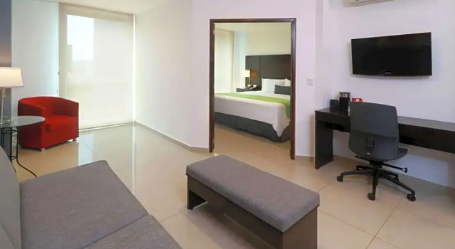Двухместный полулюкс c 1 комнатой Courtyard by Marriott Guadalajara Andares