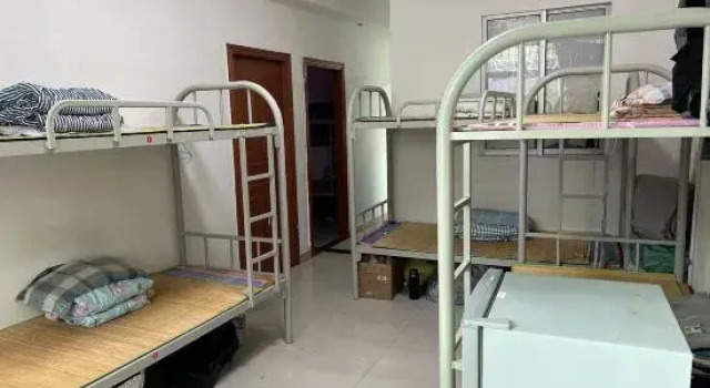 Кровать в общем номере (мужской номер) First Encounter Youth Hostel
