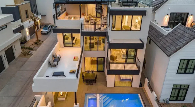 The Castle 8 Bedroom Home, Varaa Lomakoti St. George 