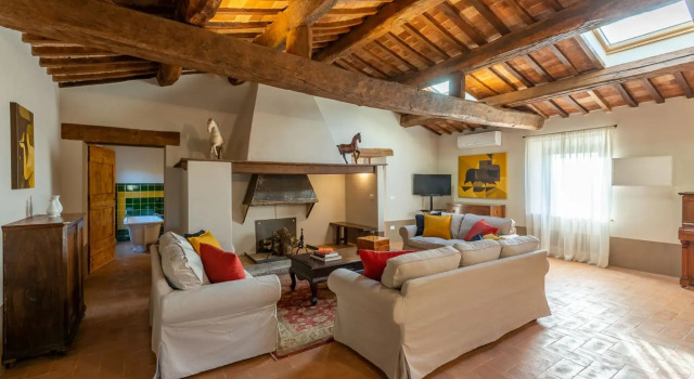 Podere Acqua Calda is an old stone farmhouse, recently renovated, located within walking distance fr-Podere Acqua Calda