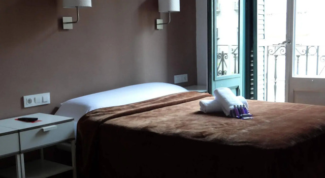 Hostal Balkonis, Забронировать Отель Сантс-Монжуик , рядом с Барселонский атеней