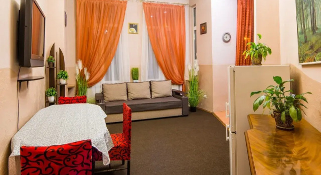 Three bedrooms & studio in the Center, Забронировать Отель Отели Львова с парковкой, рядом с Львовская галерея Зелена канапа, Парковка