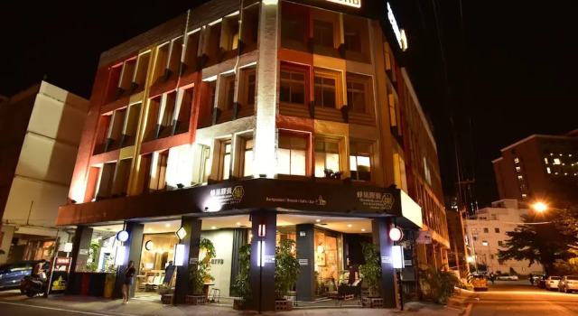 Hive BnB 蜂巢膠囊旅店 - 花蓮火車站旁背包客青旅 - 步行5分鐘, Забронировать Отель Недорогие отели Хуалянь, рядом с Hualien Tianhui Temple, недорого