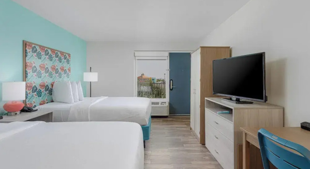 Четырёхместный номер Standard Цокольный этаж Surf & Sand Hotel