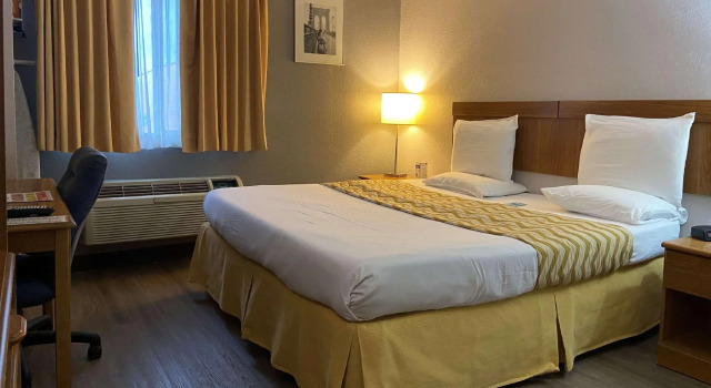 Двухместный люкс c 1 комнатой Travelodge Inn & Suites by Wyndham Albany