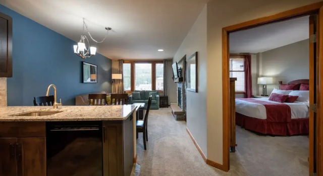 Mountain View Ski-In Ski-Out Condo - Zephyr Mountain Lodge Premium-Rated 2516, Забронировать Отель Отели Винтер Парка 3 звезды, рядом с Зимний парк Amaze'n Maze, 3*
