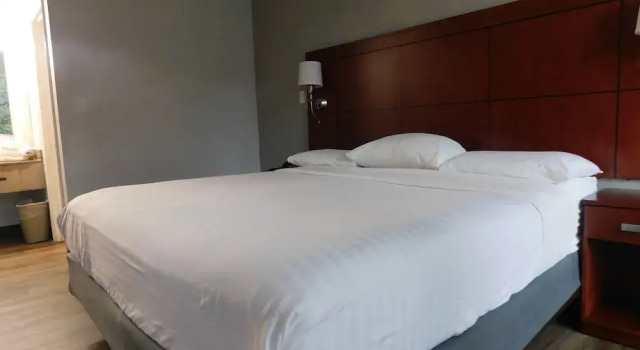 Landmark Inn, Забронировать Отель Гринсборо Северная Каролина, рядом с Поле для гольфа Gillespie