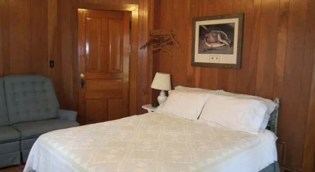 Bridgewalk Bed and Breakfast, Buchen Sie Hotel Central Lake USA