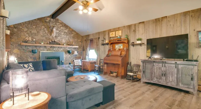 Scenic Asheville Area Retreat: Hot Tub & Game Room, Забронировать Дом для отпуска Виллы Кендлер, Вилла