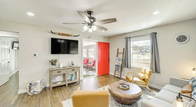 Walk to Expo Square Pavilion: Updated Tulsa Home!, Reservar Casa de férias Tulsa Oklahoma