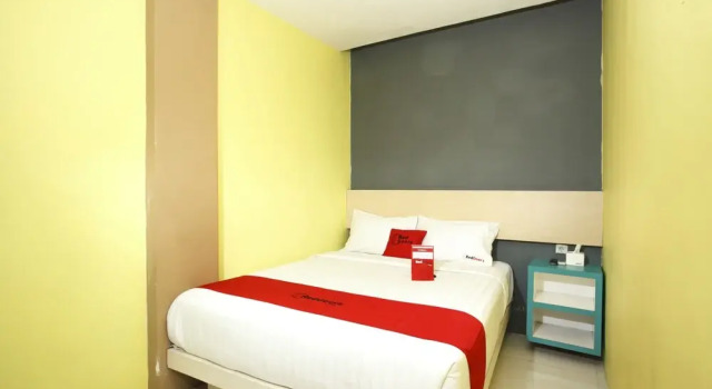 RedDoorz Plus near Tunjungan Plaza 2, Book Hotel Hotels in Surabaya with Parking, near Taman Remaja Surabaya, Parking