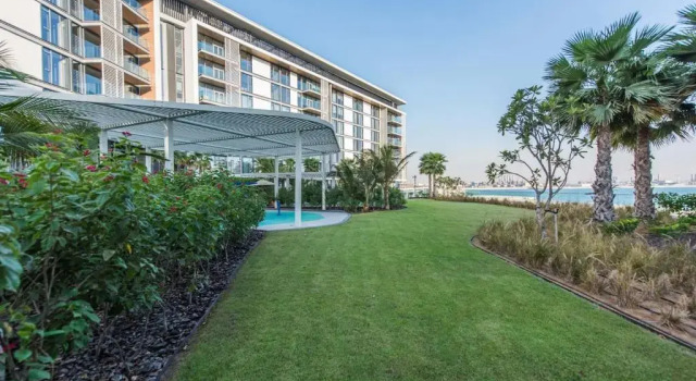 Апартаменты Luxe 3 BR Oceanfront Apt with maids room in the heart of Bluewaters Island