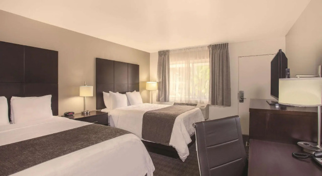 Четырёхместный номер Standard Courtyard by Marriott Santa Barbara Downtown