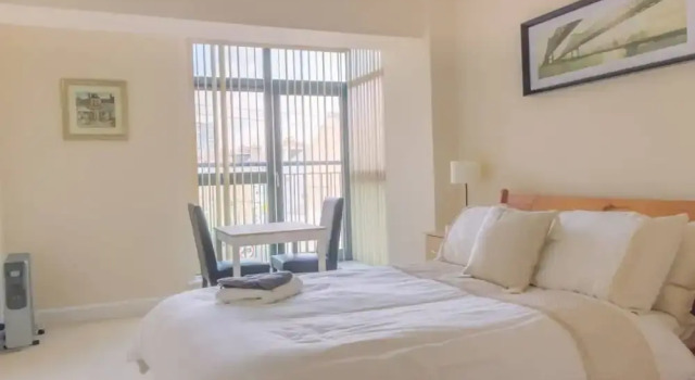 Dublin 4 Spacious 3 Bedroom Apartment, Забронировать Апартаменты/квартира Отели Дублина с парковкой, рядом с Стадион для собачьих бегов Шелбурн-парк, Парковка