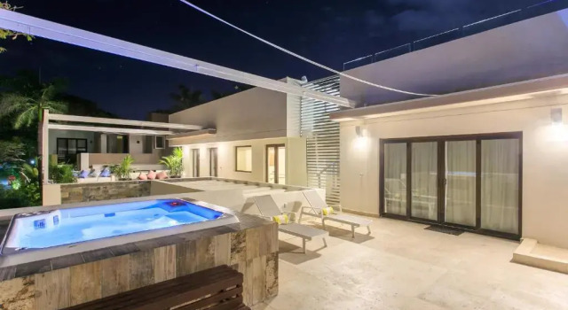 Кровать в общем номере с 6 комнатами Steps to Best Beach VILLA UNICA 6Bedroom