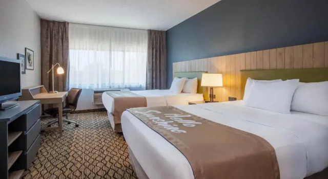 Четырёхместный номер Standard Days Inn & Suites by Wyndham Rochester Hills MI