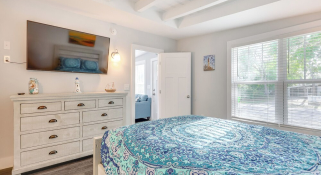 Modern Oak Island Escape: 1 Mile to Long Beach!
