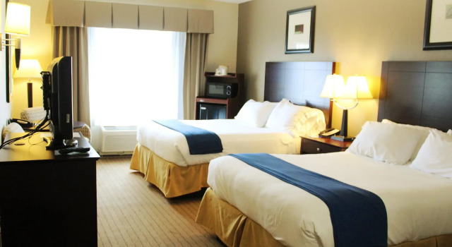 Четырёхместный номер Standard Holiday Inn Express & Suites Malone by IHG