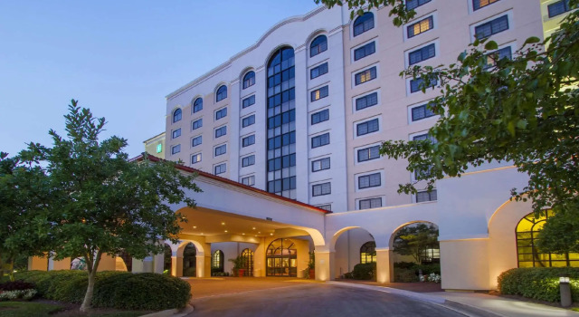 Embassy Suites Greenville Golf Resort & Conference Center, Rezervovat Lázně / Resort Greeneville Tennessee