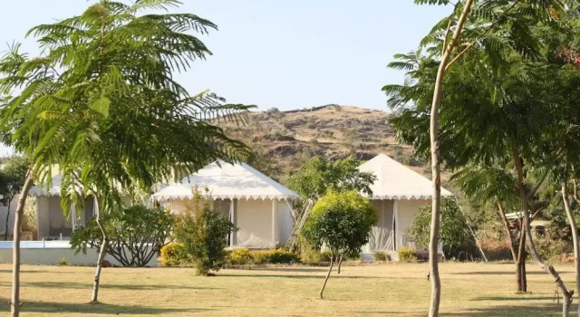 Кровать в общем номере Rasik Priya Resort