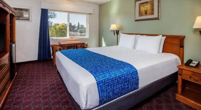Номер Standard с видом на реку Travelodge by Wyndham Red Bluff South of Redding