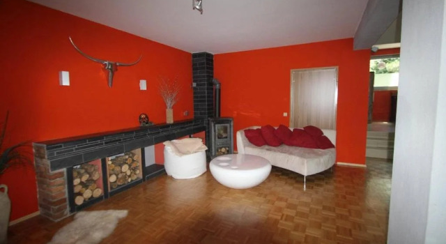 Haus mit Badeteich und Blick zum See