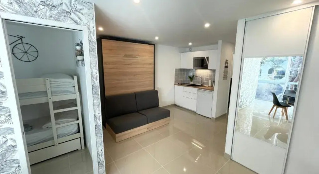 Grand studio en centre ville et à 50 mètres du port, climatisé, Book Hotel La Grande-Motte Camargue