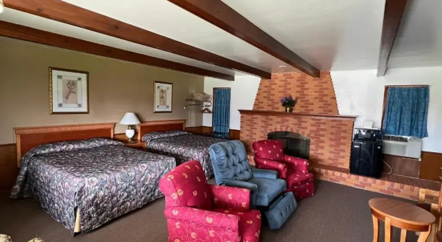 Номер Deluxe Spinning Wheel Motel