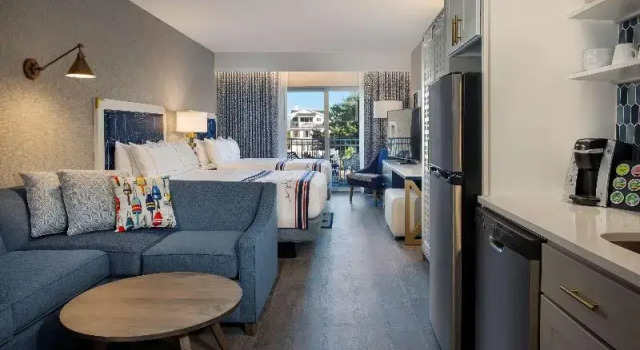 Четырёхместный номер Standard с балконом Fenwick Shores, Tapestry Collection by Hilton
