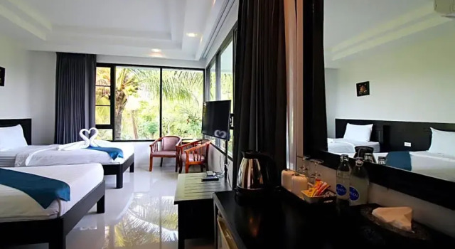 Кровать в общем номере Phornpailin Riverside Resort