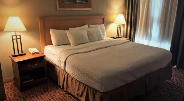 Люкс Host Inn an All Suites Hotel